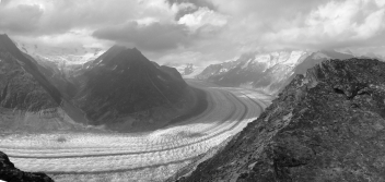 Aletschgletscher. 23 km uzunluğu ile Alp'lerin en büyük buzulu. Aynı zamanda UNESCO dünya mirası koruma alanı